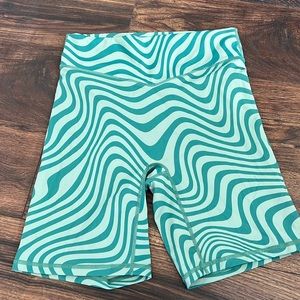 Balance athletica / vitality green biker leggings
